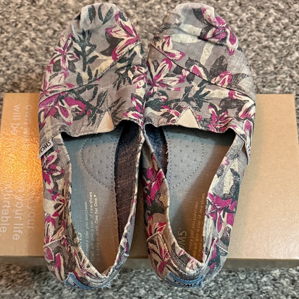 TOMS Women's Pink and Gray Floral Loafers